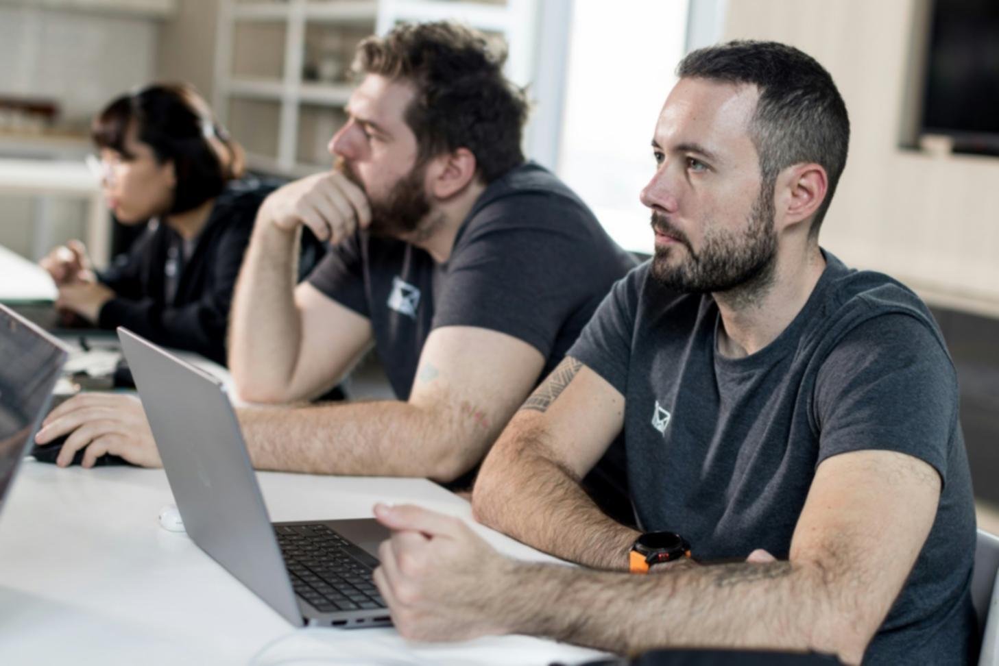 Professionelle Finanzpräsentation in modernem Büro