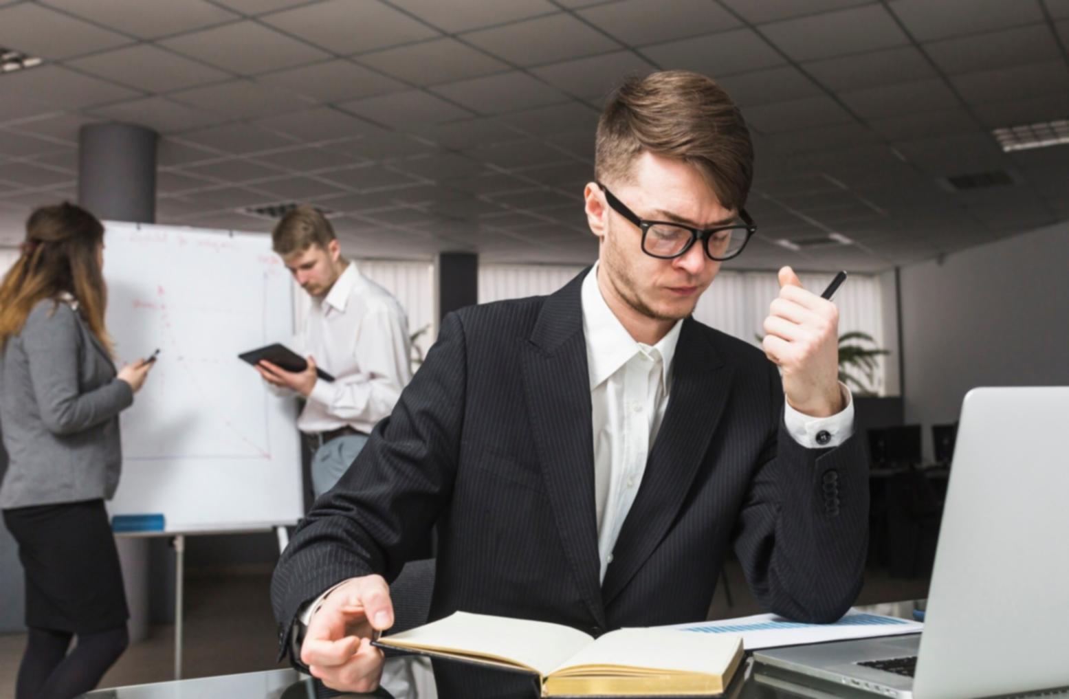 Modernes Präsentationssetup mit Finanzgrafiken und Datenvisualisierung