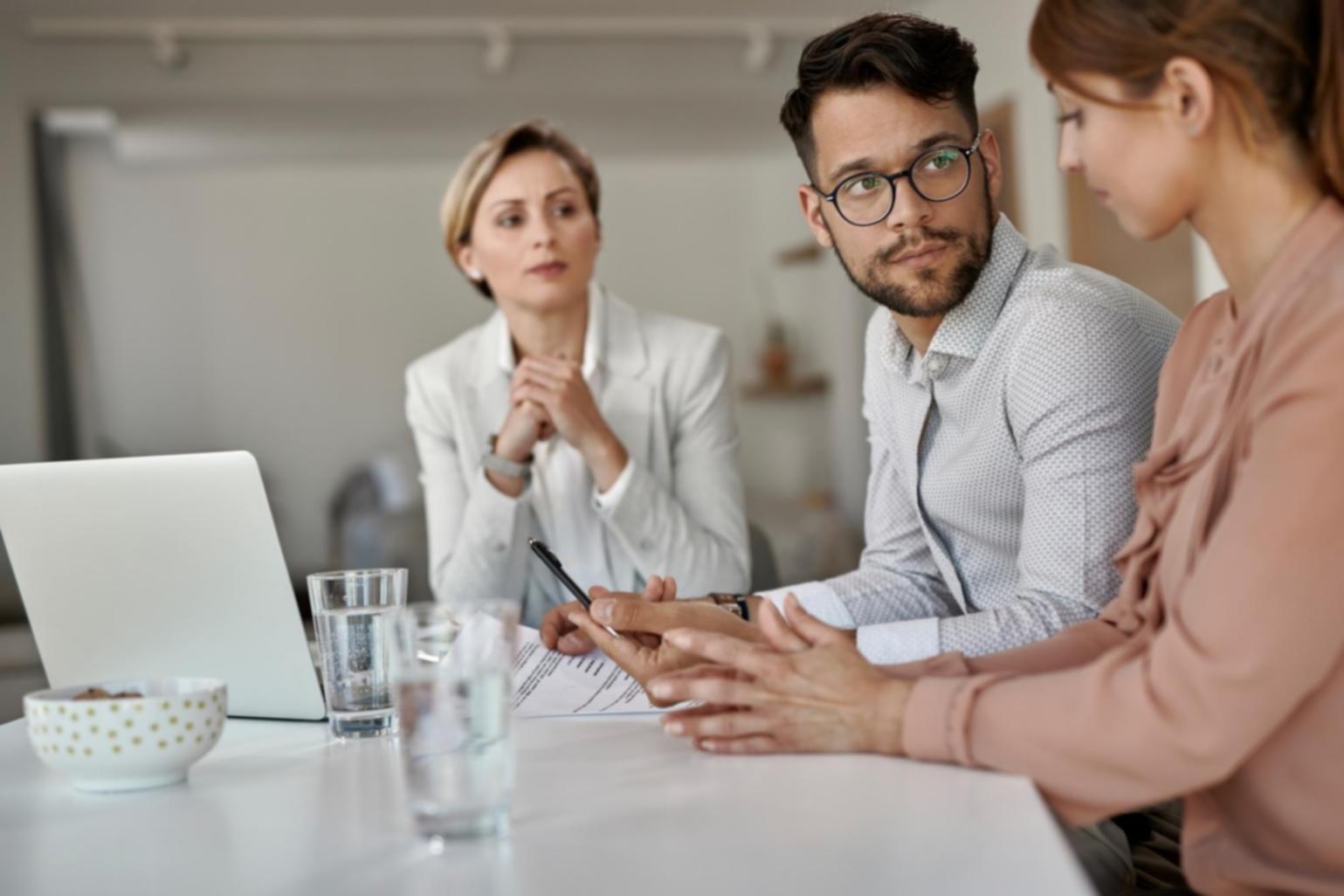 Schulungssituation mit Präsentationsmaterialien